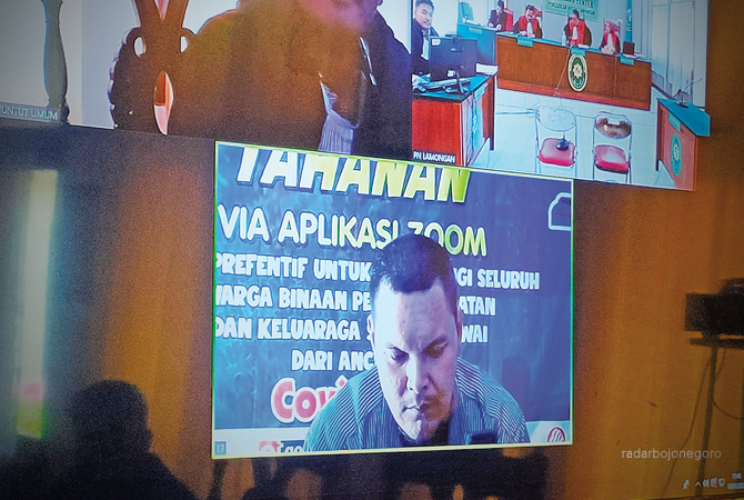 DIVONIS SETAHUN: Santoso, 31, warga Desa Made, Lamongan dinyatakan terbukti bersalah melakukan pencurian burung. (AHMAD ASIP A./RDR.LMG)