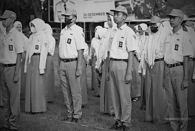 MENUJU KULIAH: Siswa SMA dan SMK saat mengikuti upacara di alun-alun. Tahapan SNBP pengisian pangkalan data sekolan dan siswa. (DOKUMENTASI RDR.BJN)