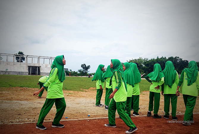 BEROLAHRAGA: Siswa-Siswi MTSN 1 Blora mengikuti pelajaran olahraga di Stadion Kridaloka. (LUKMAN HAKIM/RDR.BLORA)