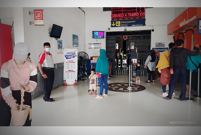 MENUNGGU GERBONG: Beberapa penumpang kereta di Stasiun Cepu membeli tiket dan menunggu kedatangan kereta. (Lukman Hakim/RDR.BLORA)