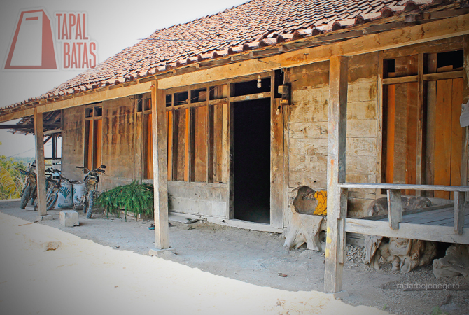 JARAK JAUH: Rumah warga di Dusun Bunten rerata berlantai tanah dengan papan kayu. Warga jarang keluar kampung karena jaraknya jauh. (DEWI SAFITRI/RDR.BJN)