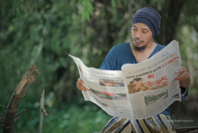 KONTEN JENAKA: Pemeran bawa koran saat bikin konten. (IST/RDR.BJN)