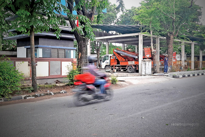 TARGET TIDAK BERUBAH: Terminal barang masih sering sepi kendaraan yang masuk. Tahun ini target pendapatan disamakan tahun lalu. (M. GAMAL A/RDR.LMG)