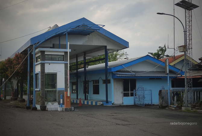 BELUM DIBUKA LAGI: Jembatan timbang di Desa Deket Kulon, Kecamatan Deket hingga kini belum diaktifkan lagi. (ANJAR DWI PRADIPTA/RDR.LMG)