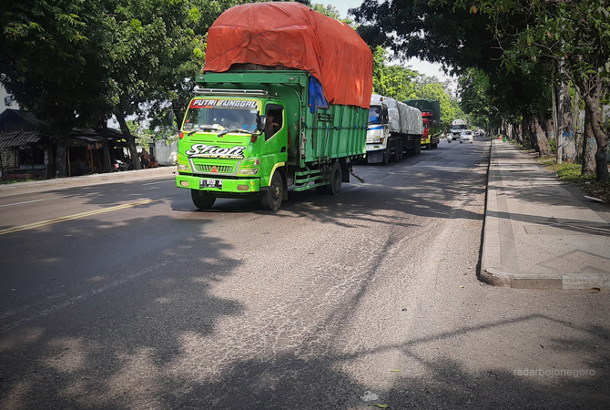 DIKELUHKAN: Pihak PPK BBPJN di wilayah Lamongan berharap pihak terkait intens menggelar operasi, untuk meminimalisasi jumlah truk ODOL.  GAMAL AYATULLAH/RDR.LMG )