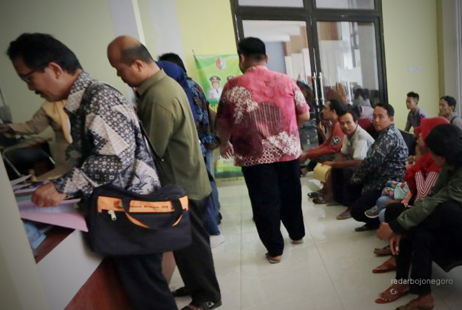 URUS DOKUMEN: Warga mengakses layanan kependudukan di MPP sebelum pandemi. (M. NURCHOLIS/RDR.BJN)