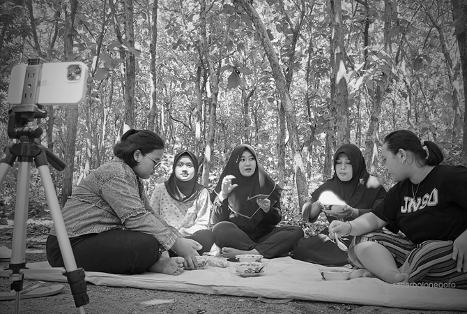 BIKIN ADEM: Keluarga bersantai sambil menyantap es buah di bawah pohon-poho jati Hutan Cabak, Blora. (LUKMAN HAKIM/RDR.BJN)