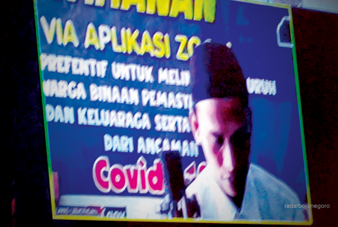 DENGARKAN TUNTUTAN: Moh Zihad alias Koplo mengikuti sidang kasus peredaran narkotika yang menjeratnya. (IST/RDR.LMG)