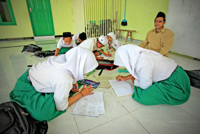 BELAJAR: Siswa madrasah dapat mengajukan BOS melalui lembaganya. (ANJAR DWI PRADIPTA/RDR.LMG)