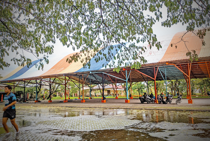 DIPINDAH: Tempat sentra PKL di depan Stadion Letjend Soedirman ini bakal ditempati pedagang sebelumnya berjualan CFD di alun-alun. (DHANI WAHYU ALFIANSYAH/RDR.BJN)