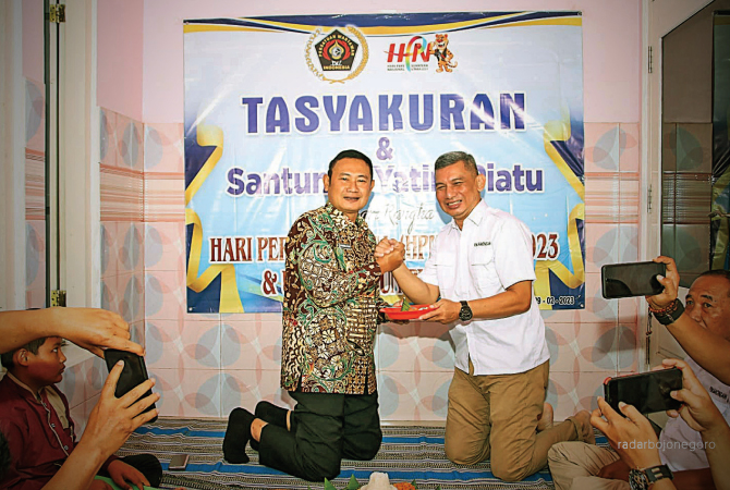 BERSINERGI: Bupati Yes bersama Ketua PWI Lamongan, Bachtiar Febrianto dalam acara tasyakuran HPN dan santunan anak yatim di Kantor PWI Lamongan, kemarin (9/2). (ISTIMEWA FOR RDR.LMG)