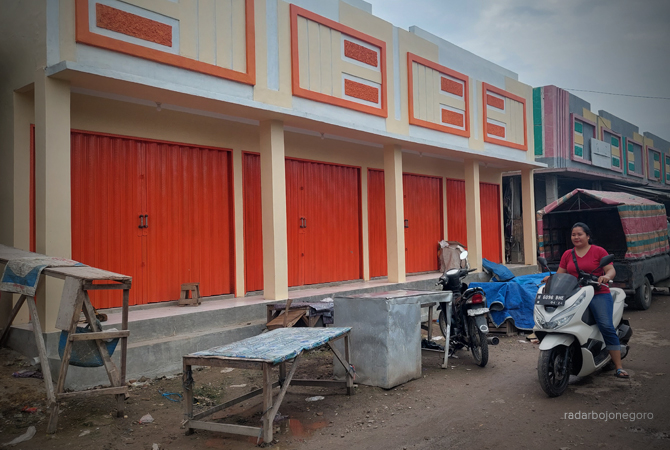BANGUNAN BARU: Pasar Ngawen memiliki banyak pedagang. Disdagkop UKM telah mendata dan verifikasi pedagang akan menempati. (LUKMAN HAKIM/RDR.BJN)