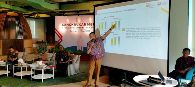 TAK SEBANDING: Kepala  Kantor OJK Regional 4 Jatim, Bambang Mukti Riyadi memaparkan temuan selama 2022. Salah satunya tentang data indeks inklusi tak sebanding dengan indeks literasi keuangan. (IST/RDR.BJN)