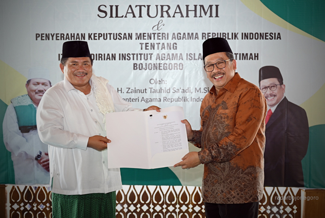 SAH: Wakil Menteri Agama RI menyerahkan Keputusan Mentri Agama (KMA) kepada Kiai Tamam, kemarin. (ISTIMEWA FOR RDR.BJN)