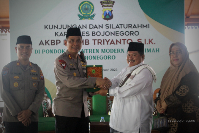 SINERGI: Kapolres AKBP Roqib Triyanto berjabatan tangan dengan Pimpinan Ponpes Modern Al-Fatimah Dr. KH. Tamam Syaifuddin, M.Si. (ISTIMEWA FOR RDR.BJN)