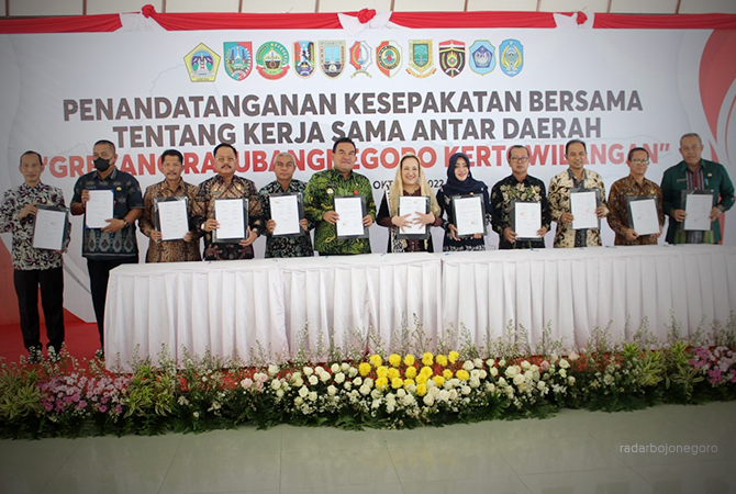 INOVASI: Bakorwil Bojonegoro berhasil menginisiasi penandatanganan MoU kerjasama regional 11 kabupaten/kota. MoU kerjasama Grebang Ratubangnegoro Kertowilangan ditandatangani 11 kepala daerah. (ISTIMEWA FOR RDR.BJN)