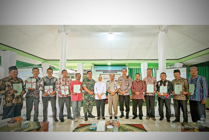BAHAGIA: Penyerahan sertifikat bidang tanah secara simbolis. Membuat masyarakat semakin ayem, tanahnya sudah bersertifikat. (M. IRVAN RAMADHAN/RDR.BJN)
