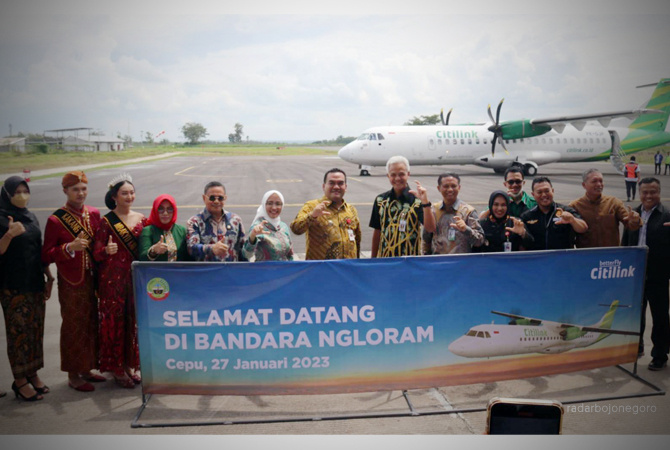 SUKSES: Maskapai Citilink kembali mendarat di Bandara Ngloram, Bupati Arief Rohman berfoto bersama Gubernur Jateng Ganjar Pranowo dan pihak maskapai di landasan pesawat. (ISTIMEWA FOR RDR.BLORA)