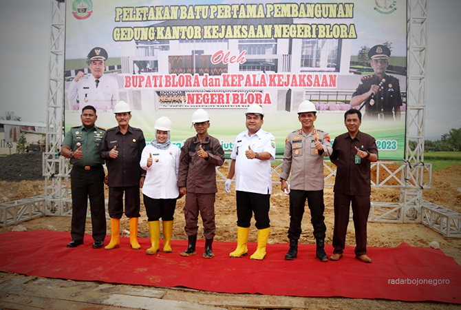 DIBANGUN: Bupati-Wabup Blora menghadiri peletakan pertama pembangunan kantor baru Kejari Blora. (ISTIMEWA FOR RDR.BLORA)