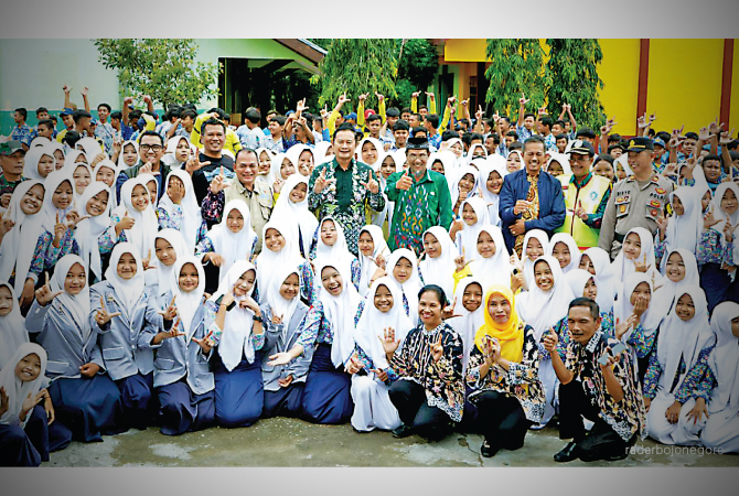 PENDIDIKAN TERDEPAN: Bupati Lamongan Yuhronur Efendi berinteraksi dengan pelajar SMP dalam kunjungannya untuk meninjau sarpras pendidikan di Lamongan dan memastikan pemerataan pembangunan SDM. (ISTIMEWA FOR RDR.LMG)