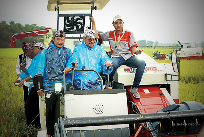 BERSINERGI: Menteri Pertanian, Syahrul Yasin Limpo dan Bupati Lamongan, Dr. H. Yuhronur Efendi, MBA saat panen padi menggunakan mesin combine. (ISTIMEWA FOR RDR.LMG)