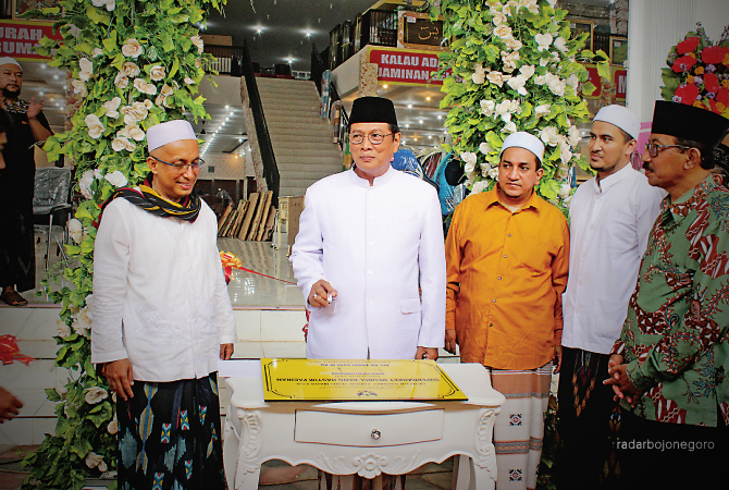 SELAMAT: Penandatanganan prasasti pembukaan Supermarket Meubel Bang Hasyim Lamongan oleh Wakil Bupati Lamongan, Drs. KH Abdul Rouf, M.Ag didampingi Owner Supermarket Meubel Bang Hasyim, Habib Hasyim bin Alwi bin Ali Al Haddar. (ISTIMEWA FOR RDR.LMG)