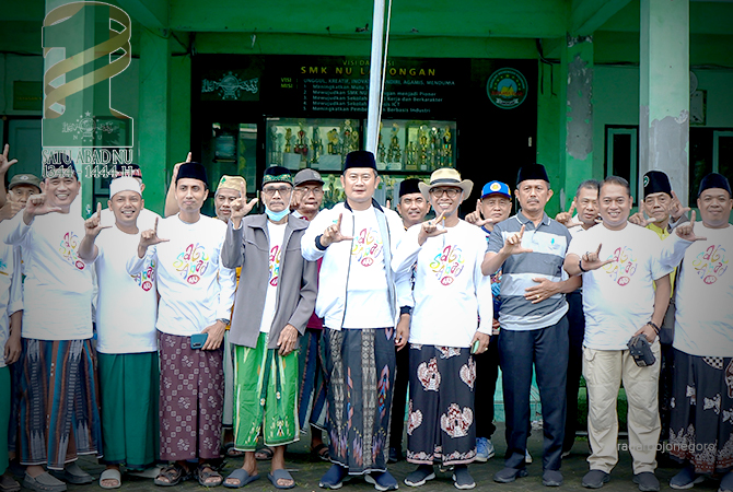 ISTIMEWA: Bupati Lamongan Dr. H. Yuhronur Efendi, MBA saat foto bersama menjelang keberangkatan jalan sehat di depan SMK NU Lamongan, kemarin (3/2). (ISTIMEWA FOR RDR.LMG)