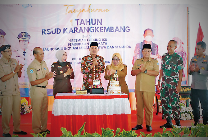 SELAMAT ULANG TAHUN: Bupati Lamongan Dr. H. Yuhronur Efendi, MBA didampingi Wabup Drs. KH. Abdul Rouf, M.Ag bersama jajaran Forkopimda, Kepala Dinas Kesehatan Lamongan dr. Taufik Hidayat,dan Direktur RSUD Karangkembang dr. Maya Dewi H, MMRS merayakan mila