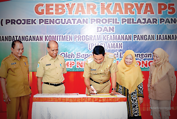 DUKUNG PENUH: Bupati Yes didampingi Sekkab Lamongan M. Nalikan, Kepala Dinas Pendidikan Lamongan Munif Syarif, dan Kepala SMPN 2 Lamongan Yayuk Setia Rahayu bersama Kepala Balai Besar POM Surabaya Rustyawati saat menandatangani komitmen PJAS aman, antara