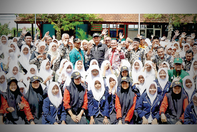 FOTO BERSAMA: Bupati Lamongan Dr. H Yuhronur Efendi M.B.A, Sekretaris Kabupaten Lamongan Drs. Moh Nalikan MM, Kepala Dinas Pendidikan Ir Munif Syarif MM, Kepala SMPN 2 Mantup Hadi Sarjono S.Pd, M.Pd beserta guru dan siswa SMPN 2 Mantup. (ISTIMEWA FOR RDR.