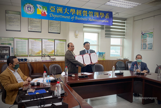 Ketua Yayasan Suyitno, Dr Arief Januarso saat MoU dengan kepala departemen of Business Administration Asia University, Taiwan Prof. Yinghuei Chen (6/2) kemarin. (ISTIMEWA FOR RDR.BJN)
