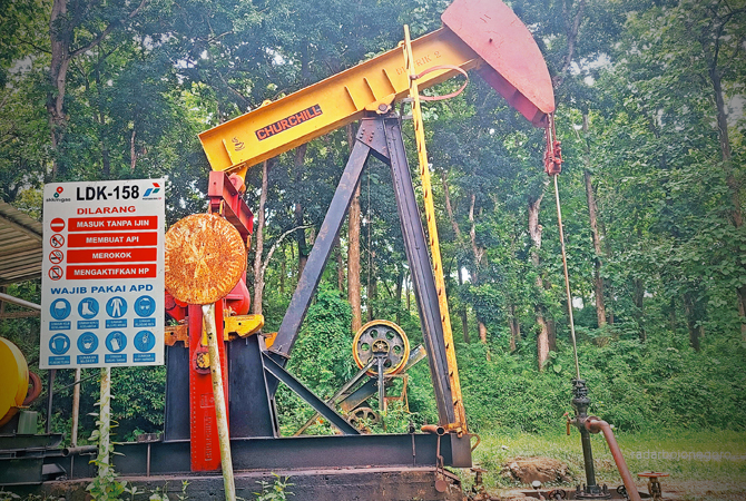 MELEGENDA: Mesin-mesin tua masih kokoh berdiri. Mesin itu sebagai pengambil minyak dari perut bumi. (ISTIMEWA FOR RDR.BLORA)