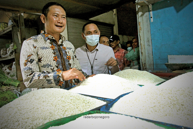 TURUN LANGSUNG: Bupati Yes saat mengecek harga dan ketersediaan stok beras di Pasar Sidoharjo Lamongan, kemarin (4/2). (ANJAR DWI PRADIPTA/RDR.LMG)