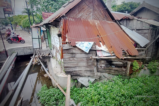 PERLU DITATA: Bangunan liar di Kecamatan Cepu yang banyak berdiri di bantaran sungai. Banyaknya bangunan liar menjadi salah satu penyebab banjir. (LUKMAN HAKIM/RDR/BLORA)