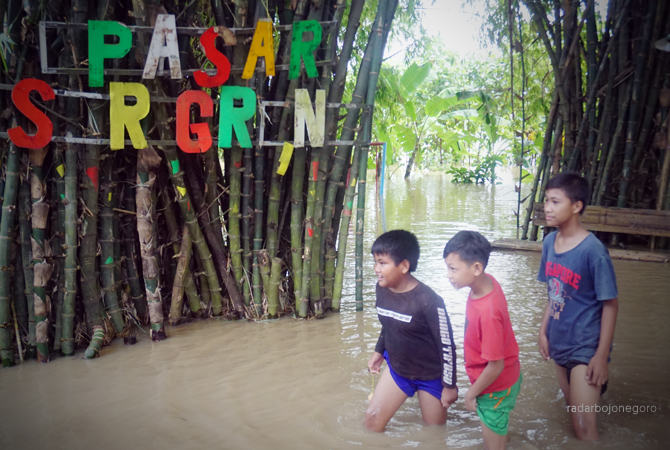 BANJIR KRIMAN: Air Bengawan Solo meluap ke pekarangan warga Kelurahan Ledok Wetan, Kecamatan Bojonegoro Kota. Sejumlah tanggul di Kecamatan Baureno jebol dan merendam ratusan lahan pertanian. (YUAN EDO/RDR.BJN)