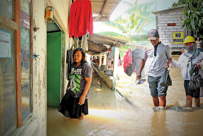 TERENDAM: Potret akses jalan dan rumah warga di Kelurahan Banaran, Kecamatan Babat yang terendam banjir. (ANJAR DWI PRADIPTA/RDR.LMG)
