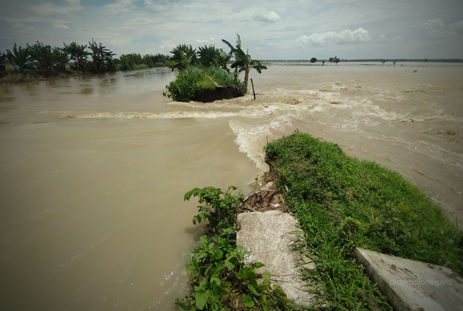 MELUBER KE SAWAH: Tanggul di Kali Ingas Desa Pucangarum, Baureno, kembali jebol kemarin (18/2). (YUAN EDO/RDR.BJN)