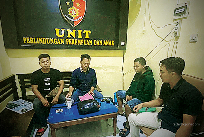 INTROGASI PELAKU: Petugas Unit PPA Polres Lamongan saat memintai keterangan begal payudara asal Desa Kacangan, Kecamatan Modo bernama Kholil Bisri (jaket warna hijau). (ISTIMEWA FOR RDR.LMG)