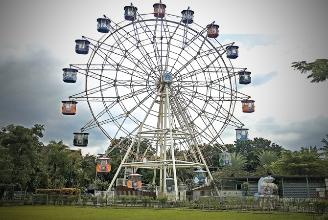 HARUS MAKSIMAL: Pemkab Lamongan menargetkan PAD pada wahana bianglala di Alun-Alun Lamongan sebesar Rp 375 juta. (RIKA RATMAWATI/RDR.LMG)