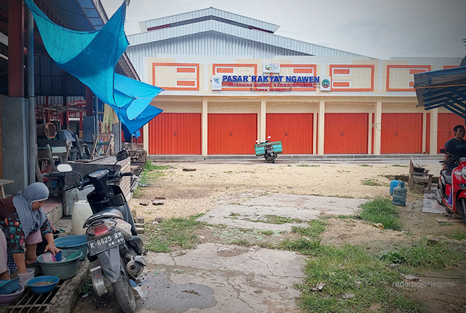 SISA PENEMPATAN: Bangunan baru Pasar Ngawen belum difungsikan. Tampak gerbang kios masih tertutup kemarin (2/1) siang. (LUKMAN HAKIM/RDR.BLORA)