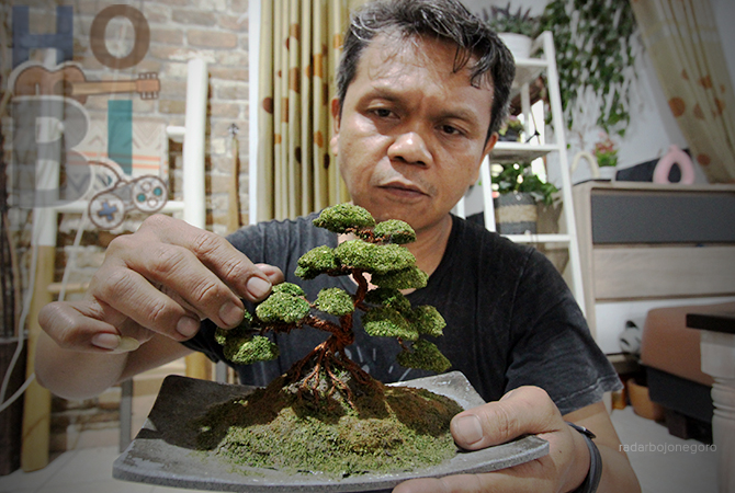 KREATIF: Mastur Fauzi, 44, saat menunjukkan cara membuat wire bonsai di rumahnya. (ANJAR DWI PRADIPTA/RDR.LMG)