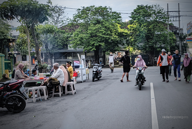 MINGGU PAGI: Warga jalan pagi dan menikmati beberapa kuliner saat CFD Minggu (12/2) lalu. Minggu depan CFD dipindah di stadion. (DHANI WAHYU ALFIANSYAH/RDR.BJN)