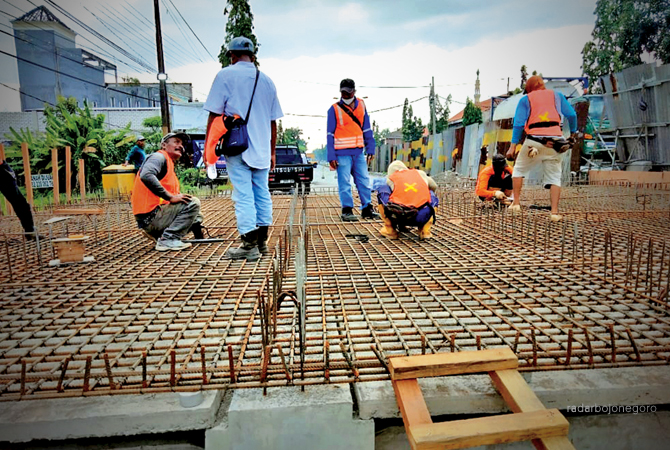 SEGERA DICOR: Pekerja memasang besi untuk persiapan pengecoran jembatan di Desa Plaosan, Kecamatan Babat. (M.GAMAL A/RDR.LMG)