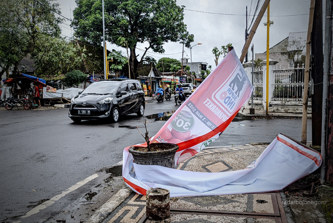WASPADA BENCANA: Papan banner di Jalan Suharso rusak. Juga di utara perlintasan rel kereta api Kalianyar setelah hujan disertai angin kemarin. (DHANI WAHYU ALFIANSYAH/RDR.BJN)