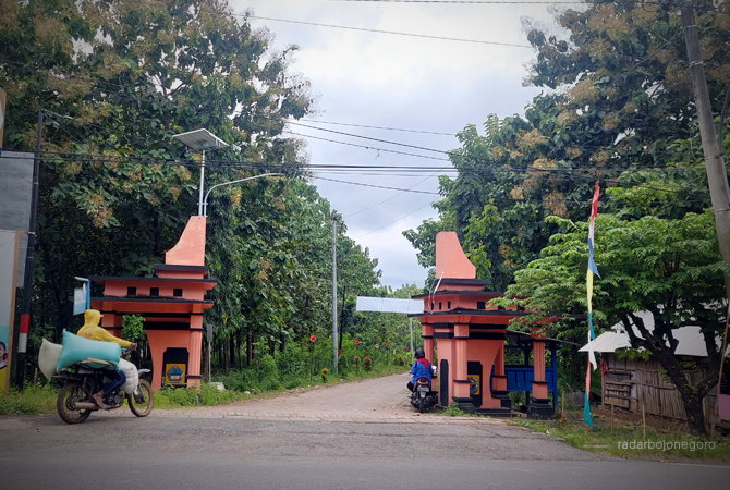 AKSES UTAMA: Para pengendara melintas di Gerbang Jalan memasuki Desa Sambongrejo Kecamatan Sambong. (LUKMAN HAKIM/RDR.BLORA)