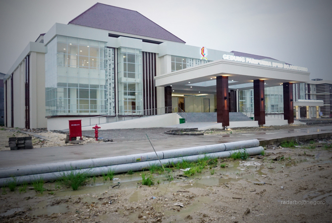 BELUM LENGKAP: Gedung DPRD baru di Jalan Veteran. Gedung ini fasilitasnya belum lengkap. (BHAGAS DANI PURWOKO/RDR.BJN)