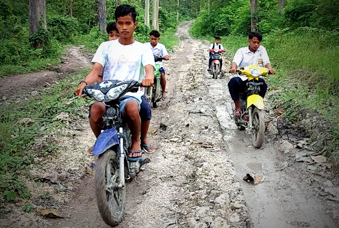 RUSAK: Jalan Dusun Kemadoh Desa Jegong Kecamatan Jati ini rusak karena kerap dilintasi kendaraan muatan berat. (RAHUL OSCARRA DUTA/RDR.BLORA)