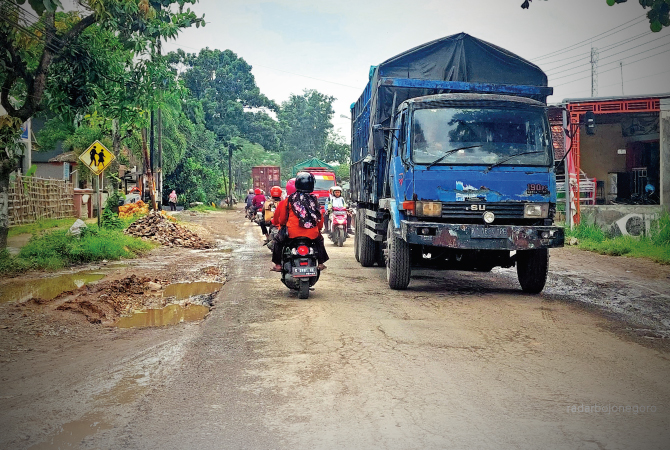 RUSAK: Jalan poros Ngawen-Kunduran tampak bergelombang dan rusak, aspal bolong, dan berdebu. (LUKMAN HAKIM/RDR.BLORA)