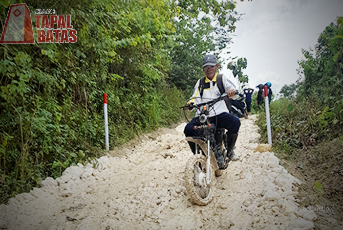 DESA PEDALAMAN: Jalan di Dusun Bunten yang ditambah dengan batu kapur (pedel). Ketika hujan, sisanya hanya bisa dilewati jalan kaki. (DEWI SAFITRI/RDR.BJN)
