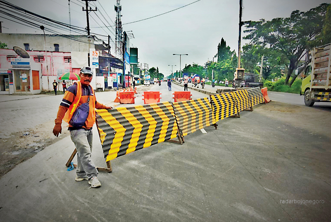 LANJUTKAN PERBAIKAN: Pembongkaran sisi selatan jembatan di jalan nasional di Desa Plaosan, Kecamatan Babat dijadwalkan mulai hari ini (2/2). (M. GAMAL AYATULLAH/RDR.LMG)